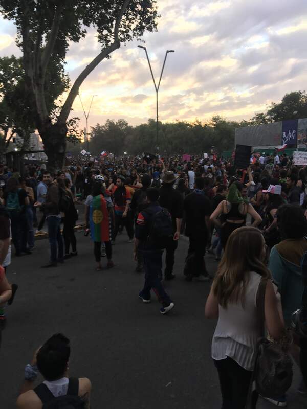 Personas marchando por Avenida Providencia el 25 de octubre