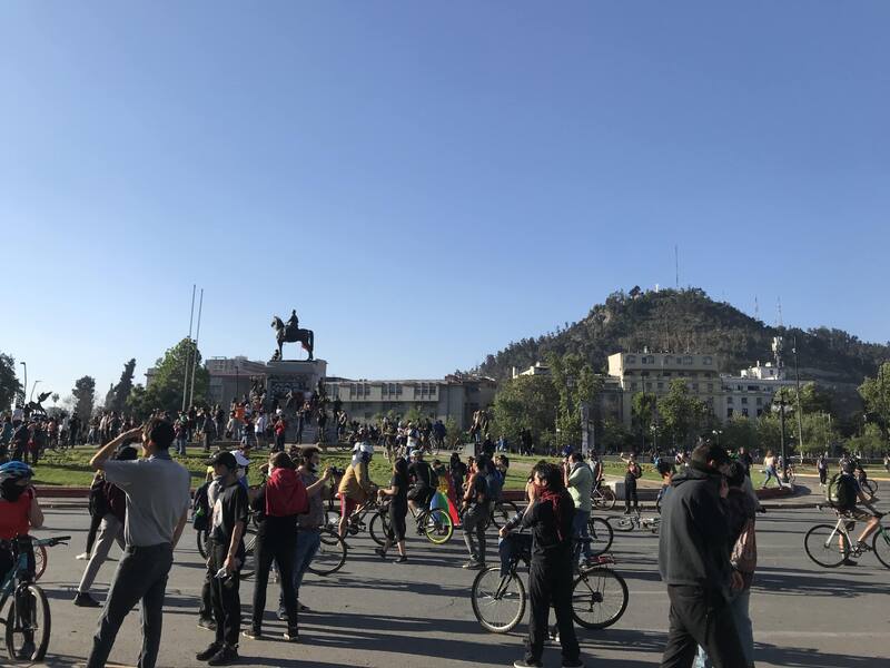 Manifestantes alrededor de Plaza Dignidad