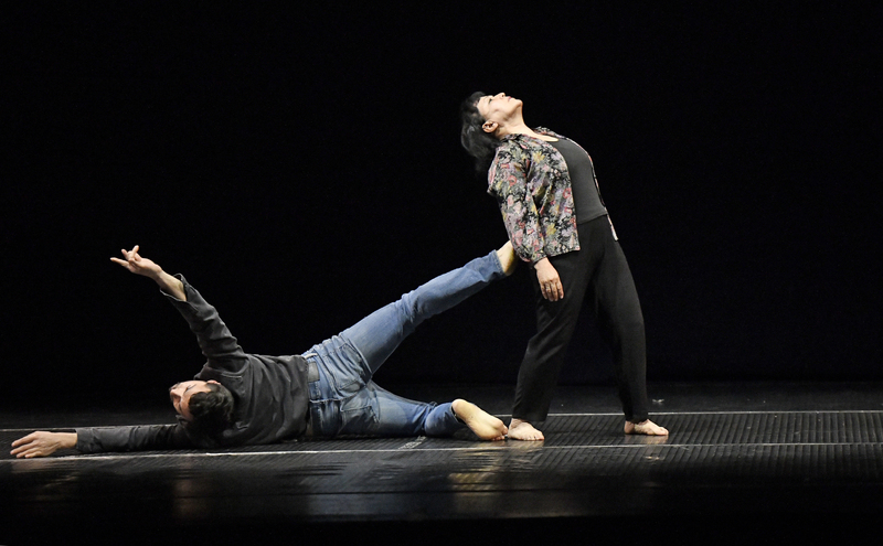 Cinco fotografías dúo de la coreografía "Gente"