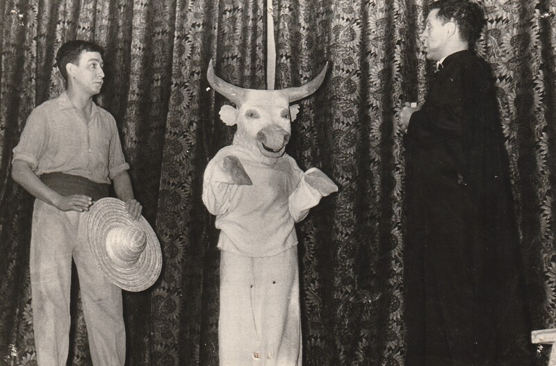 Fotografía de montaje Chinchilote: el campesino, la vaca y el sacerdote