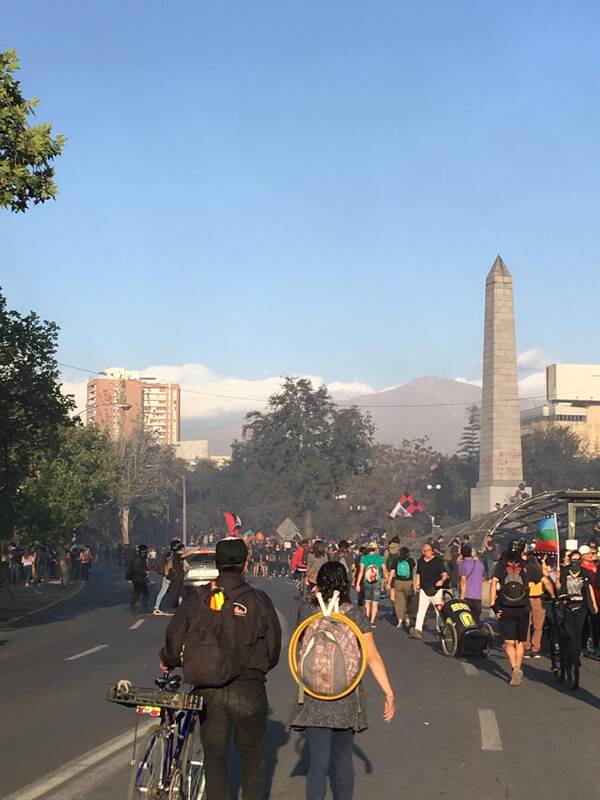 Personas marchando por Andrés Bello, Providencia