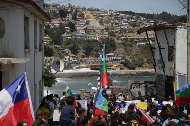 Marcha en Cartagena, al fondo el mar
