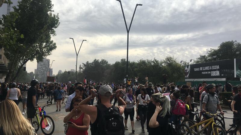 Personas reunidas en Avenida Providencia