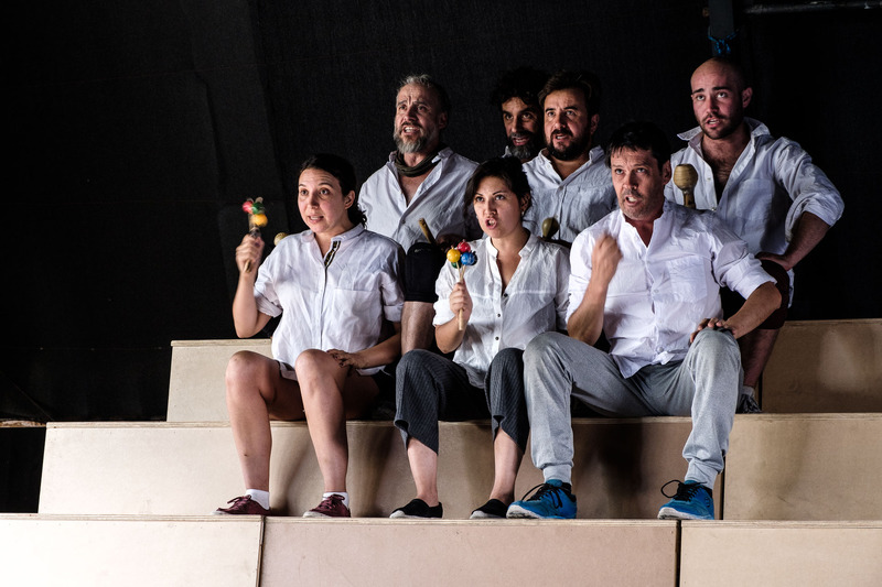 Fotografía del elenco en ensayo de Tragicomedia del Ande