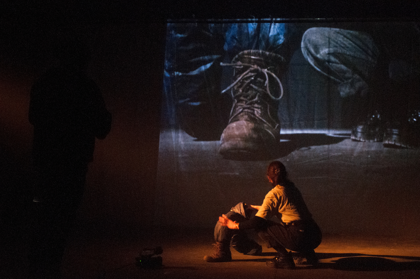Fotografías de ensayo de la escena "del celular en el bolsillo de la chica" del montaje MIRAR