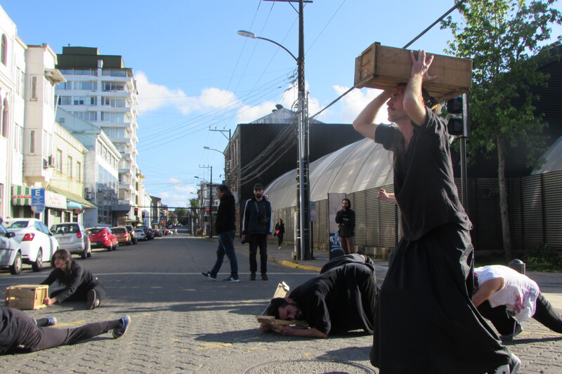 Performance en Memorial Paseo Libertad por los caídos, Valdivia. Hombre de pie con cajón