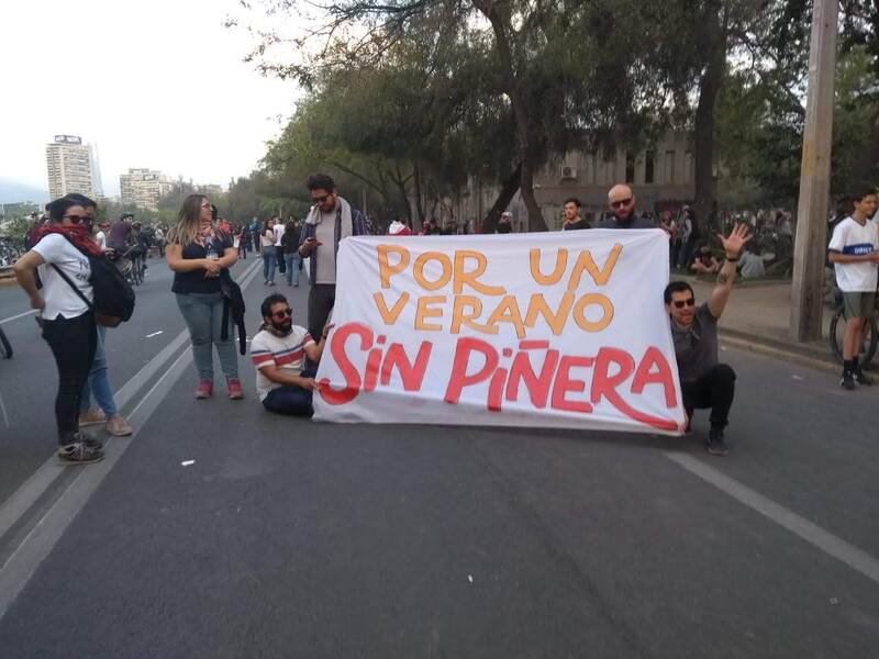 Manifestantes con lienzo: "Un verano sin Piñera"