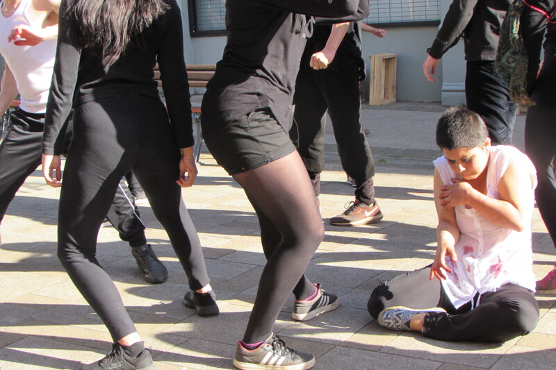 Fotografías de performance en Memorial Paseo Libertad por los caídos, Valdivia