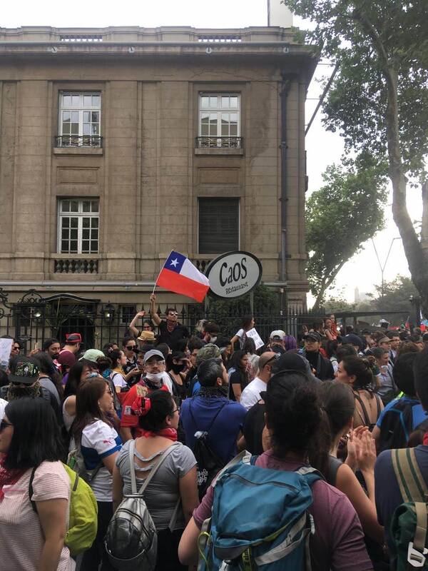 Manifestantes en Obispo Pérez Espinoza, Providencia