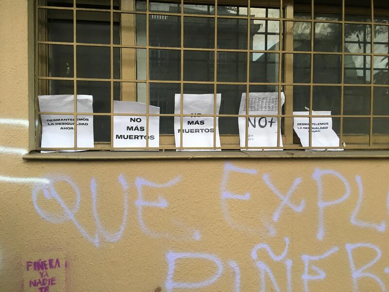 Carteles en ventana de Avenida Providencia