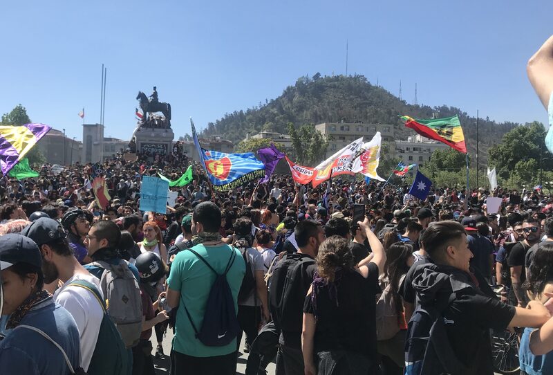 Personas reunidas en Plaza Dignidad