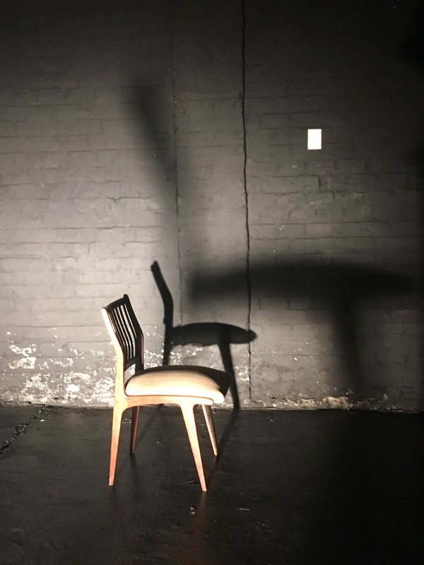 Enfoque de luces sobre silla para la escenografía de Ivanov