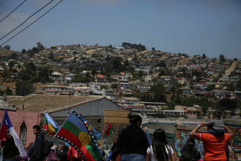 Marcha en Cartagena, al fondo los cerros