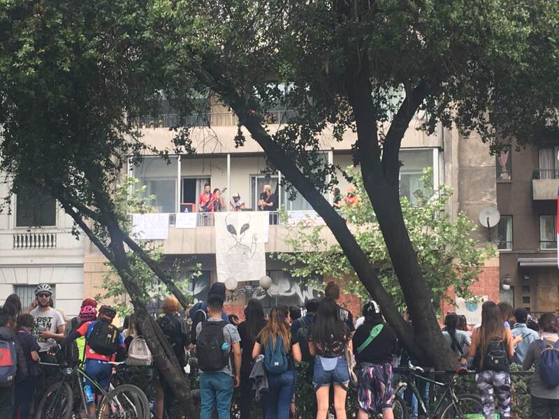 Músicos en balcón de Avenida Providencia