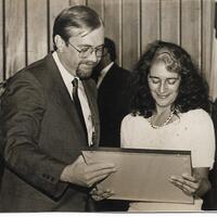 13 Anita recibe premio.jpg