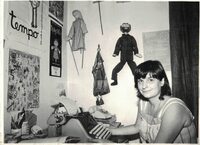 Fotografía de Ana María Allendes sentada en el escritorio