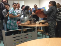Taller de cocina_ Vitry_preparación con vecinas