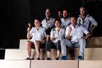 Fotografía del elenco en ensayo de Tragicomedia del Ande
