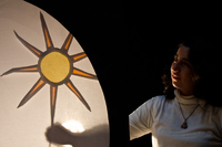 Paulina Beltrán realizando teatro de sombras