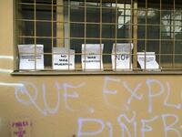 Carteles en ventana de Avenida Providencia