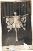 Retratos de Ana María Cabello bailando de niña